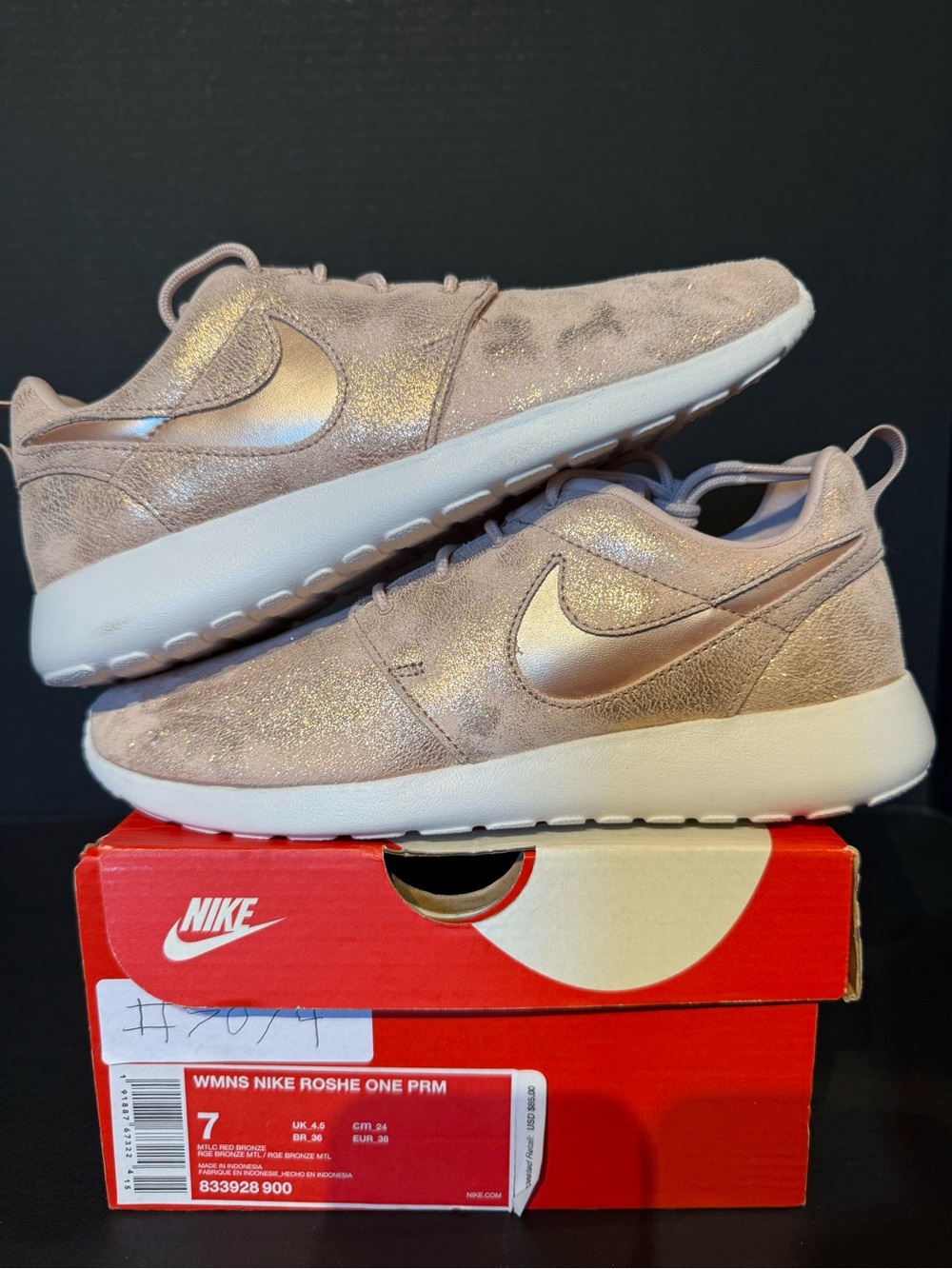 Nike Women’s Roshe One PRM - Rose Metallic (rare) 7W